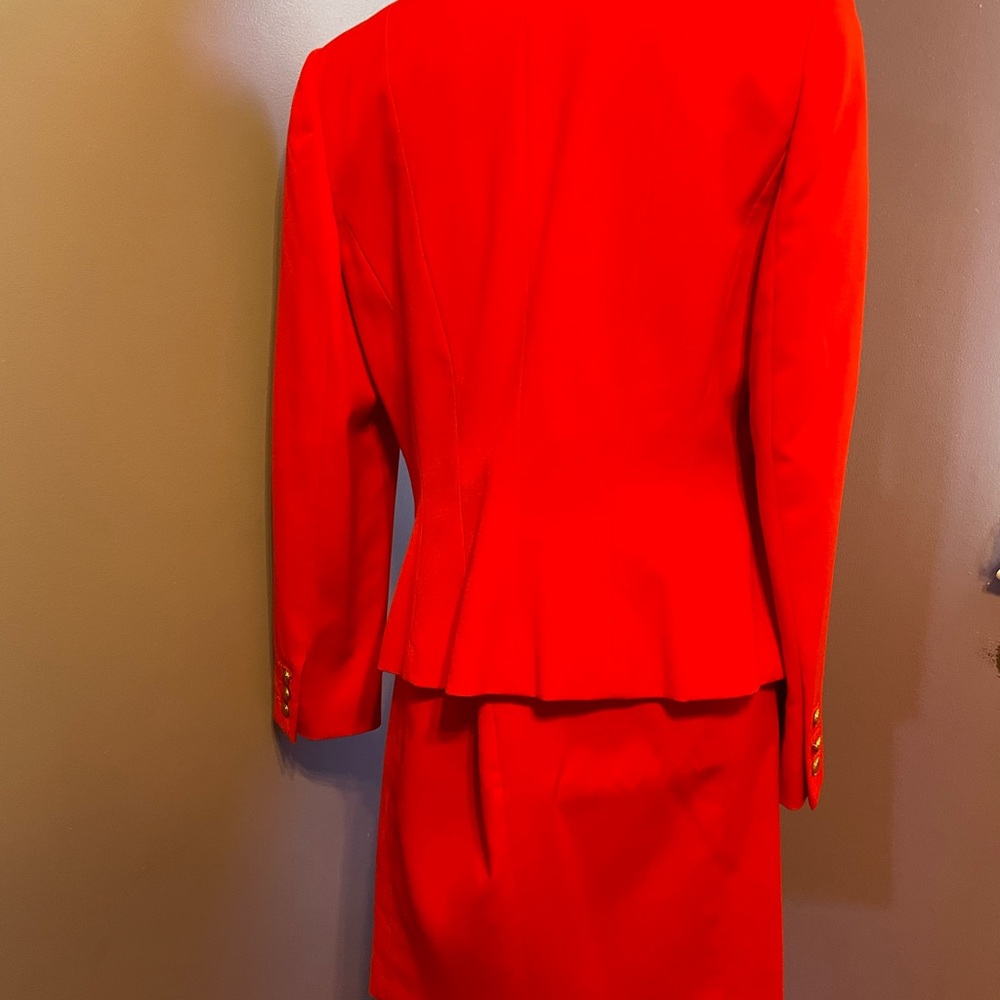 Elegant Women's Suit - Picture 3 of 7